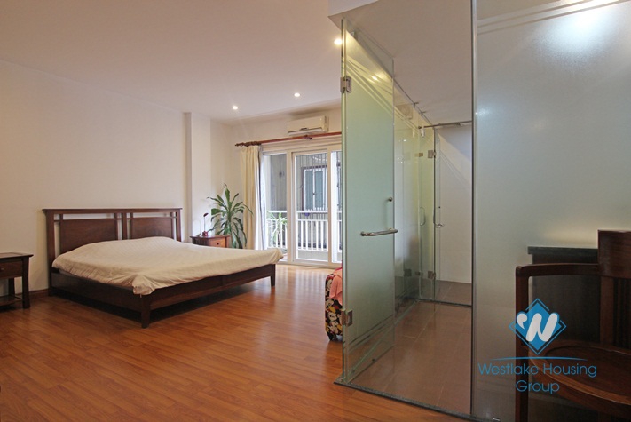 Lake view apartment for rent on Tran Vu, Truc Bach, Ba Dinh